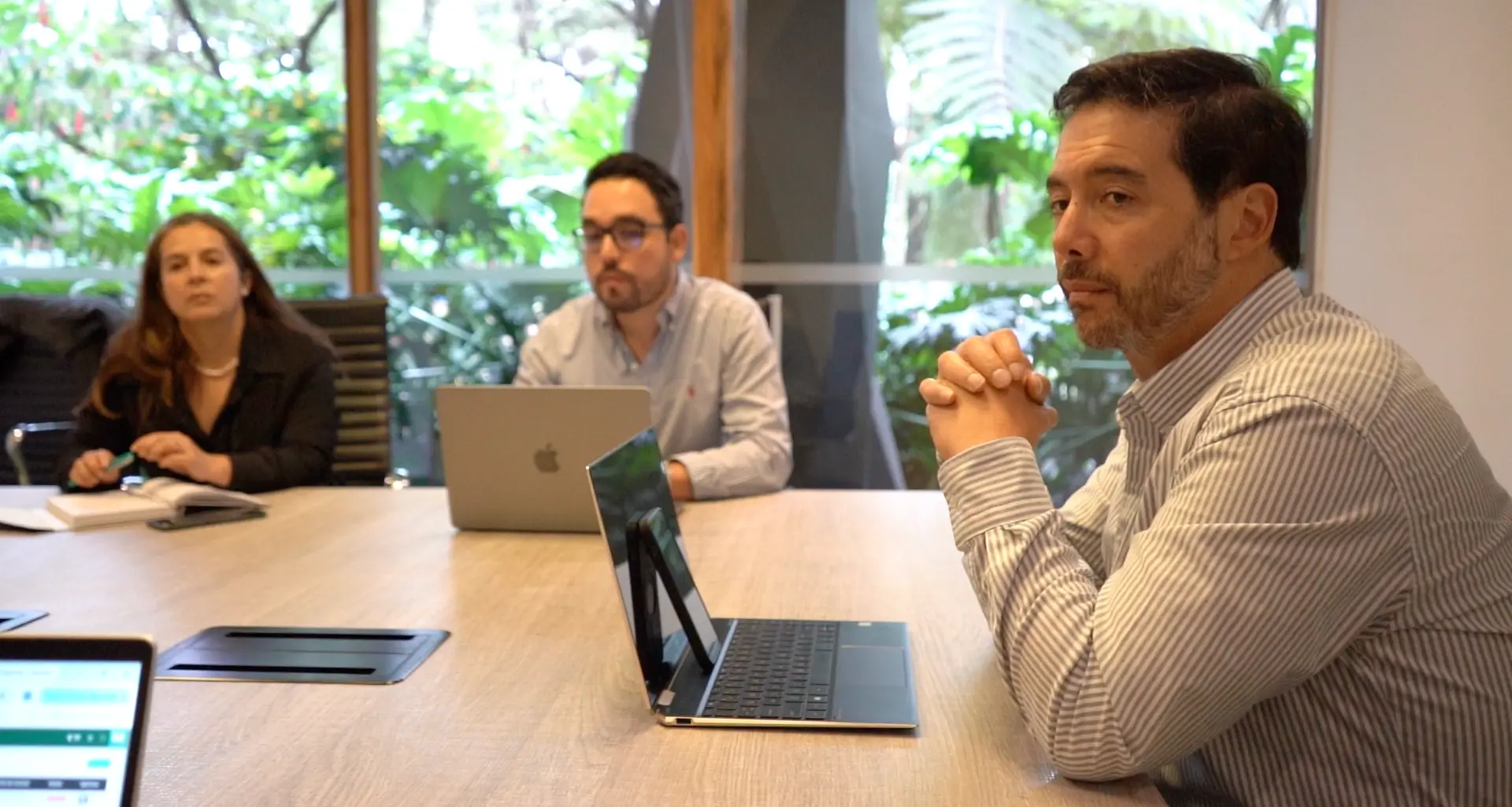 El equipo de PAR trabajando en una reunión